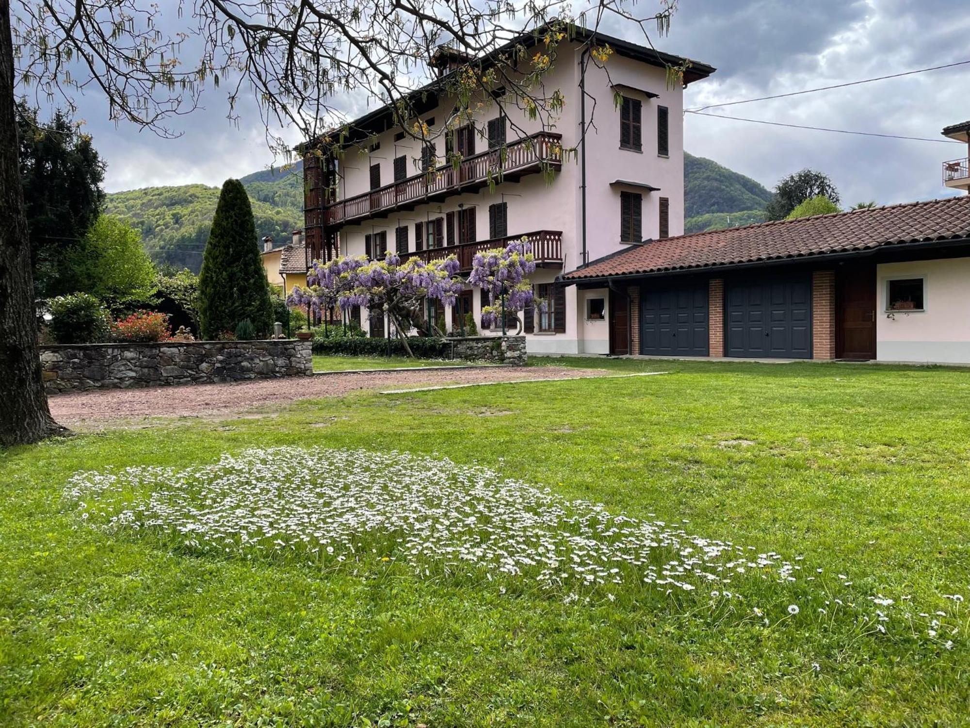Dimora Fiorita Senior My Holiday Home Varallo Bagian luar foto